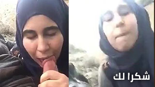 شابة ايرانية محجبة تقوم بمص عضو صديقها وتعبّر عن شكرها له