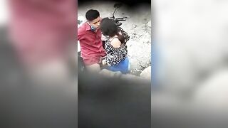 يمارس الجنس مع امرأة فاجرة في الشارع